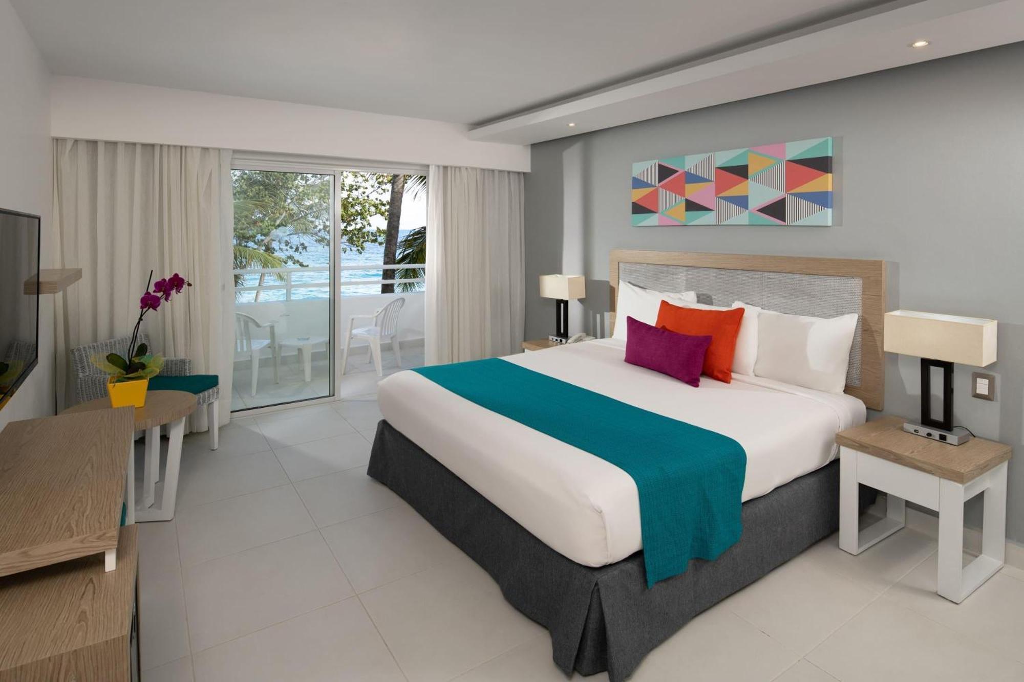 Deluxe King Room Mobility Accessible Pool View Balcony or Terrace or Non-Smoking